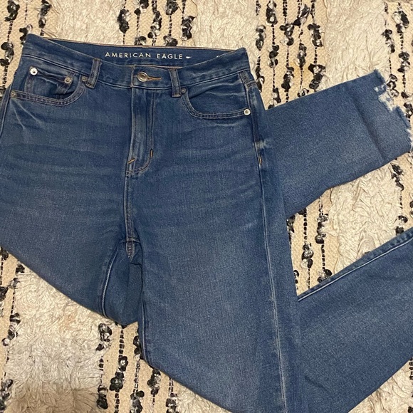 AMERICAN EAGLE Mom Jean Straight Raw Hem High Waist - Picture 2 of 4